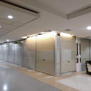 Rolling door besi toko tertutup rapi setelah pemasangan baru