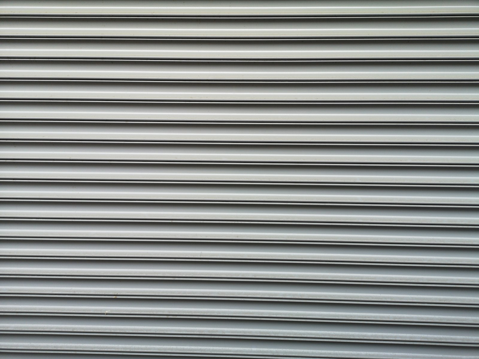 Rolling door besi toko tertutup rapi yang terawat