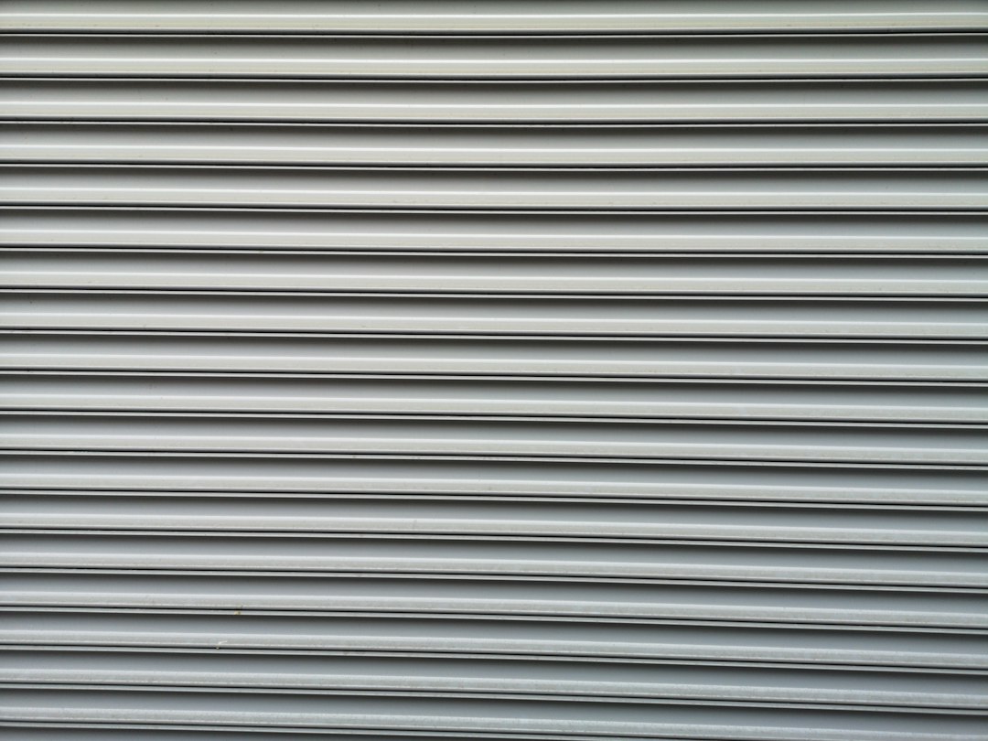 Rolling door besi toko tertutup yang terasa berat saat ditarik