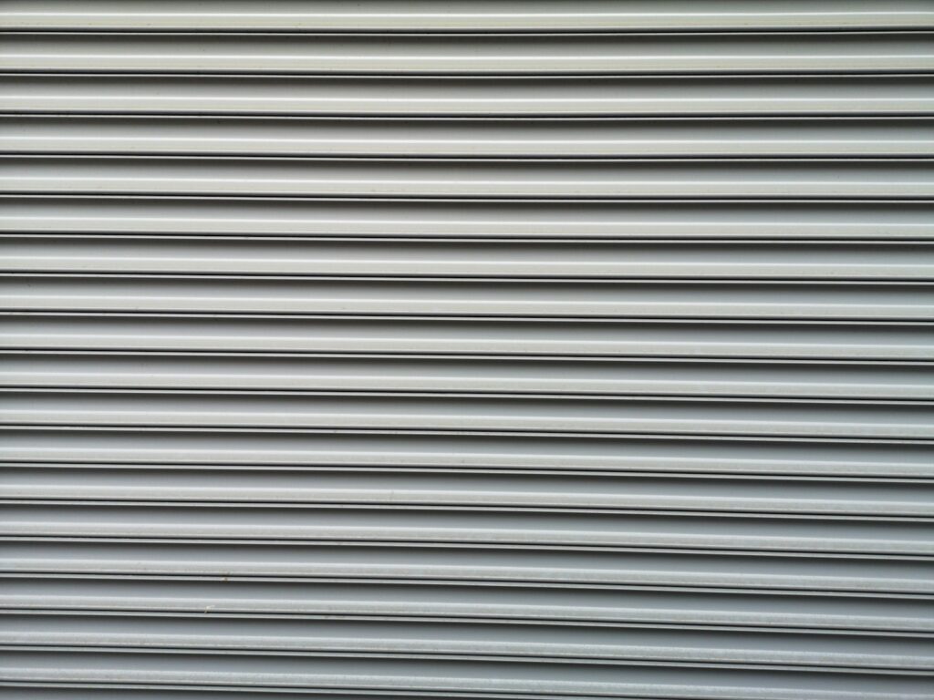 Rolling door besi toko dalam posisi tertutup